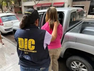 DETIENEN A UNA CATAMARQUEÑA Y A SU PAREJA
